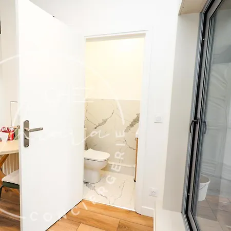 Modern Parisian - Near Eiffel Tower Apartment